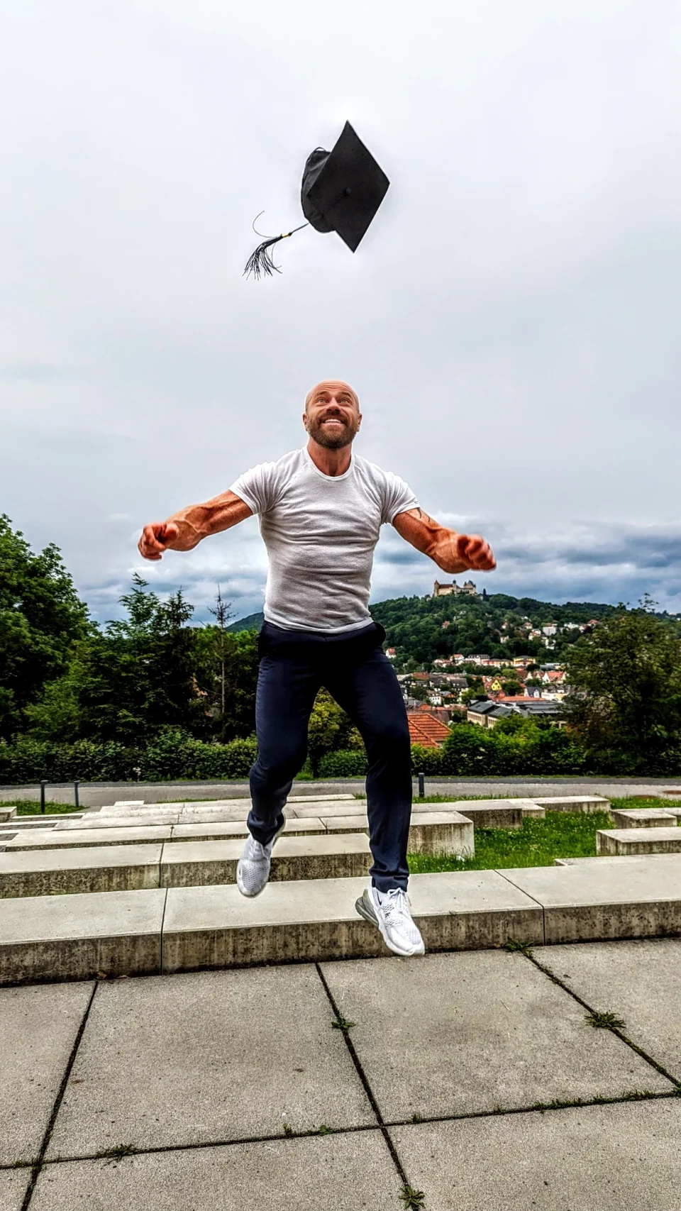 Stefan König springt bei der Abschlussfeier in Coburg