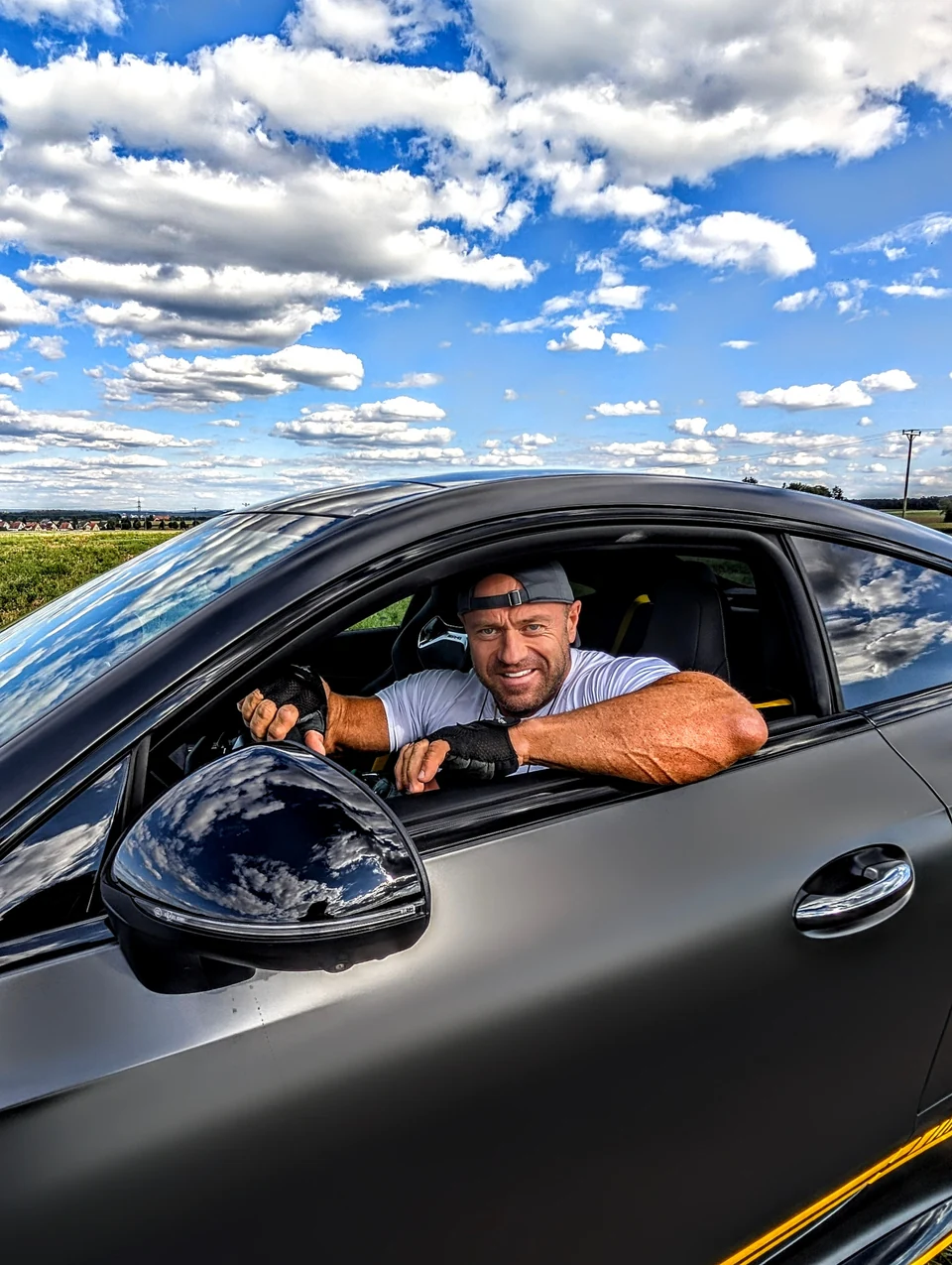 Stefan König am Steuer des neuen Firmenwagens