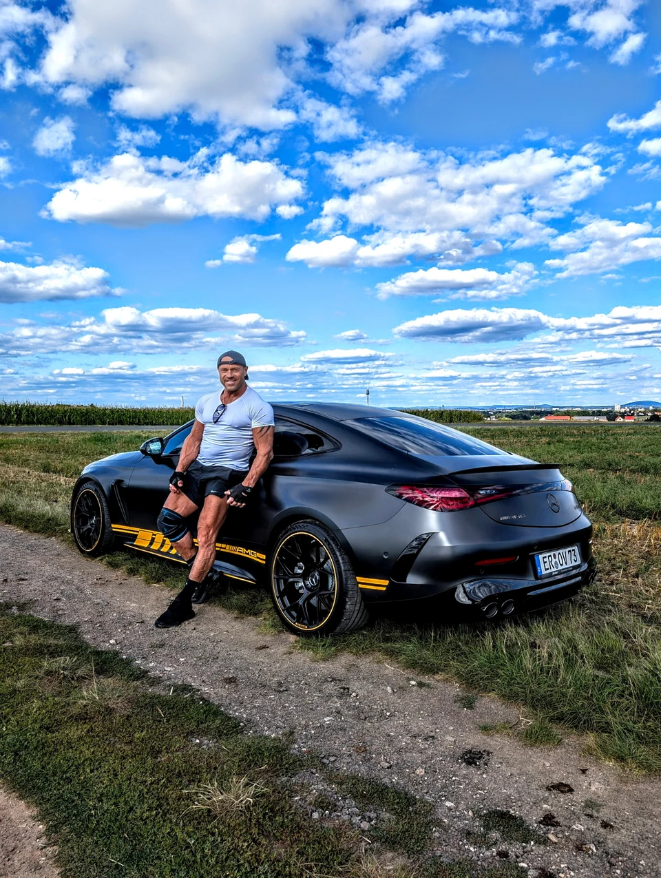 Stefan König neben dem neuen Firmenwagen