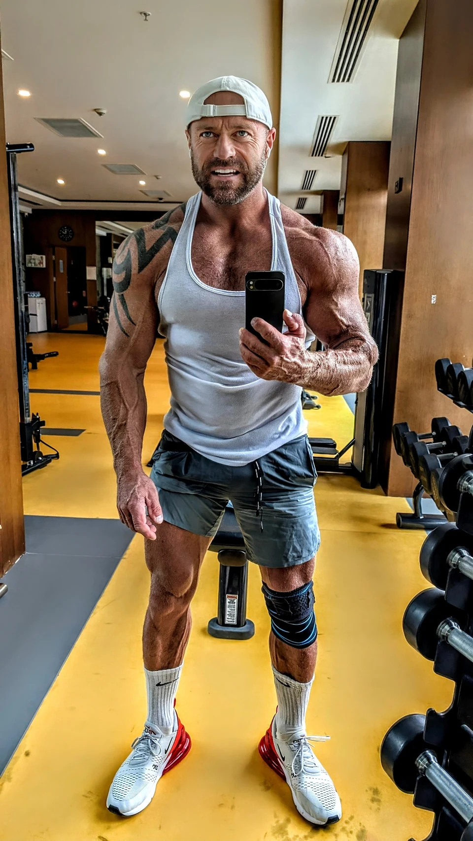 Stefan König beim Kraftsport im Fitnessstudio