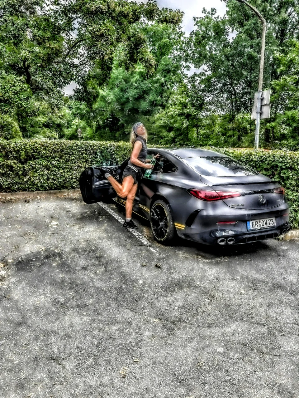 Ludmilla König neben dem Firmenwagen