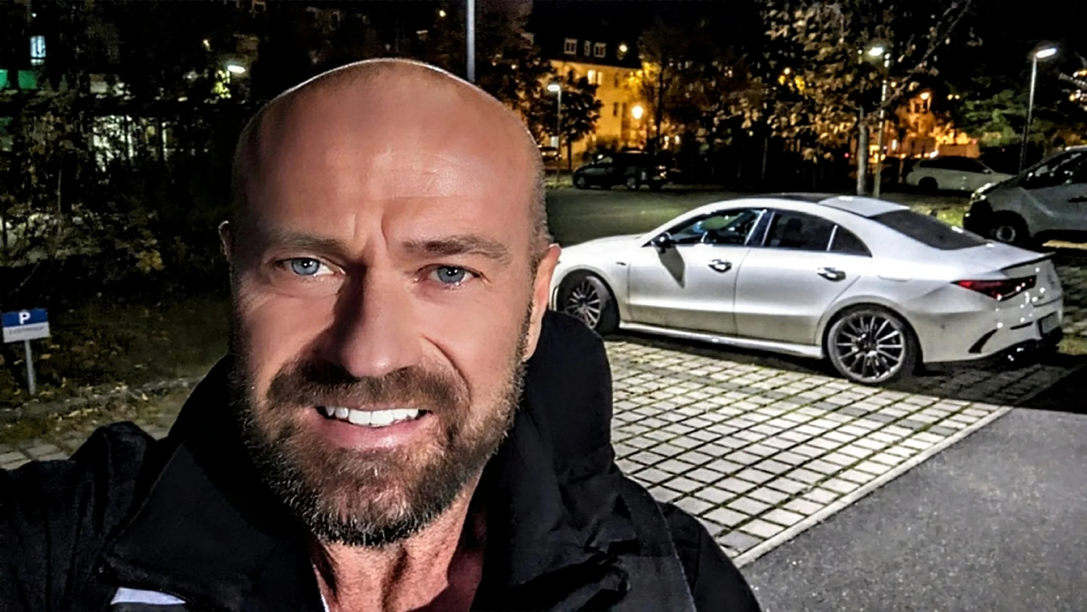 Stefan König vor dem Büro in Erlangen